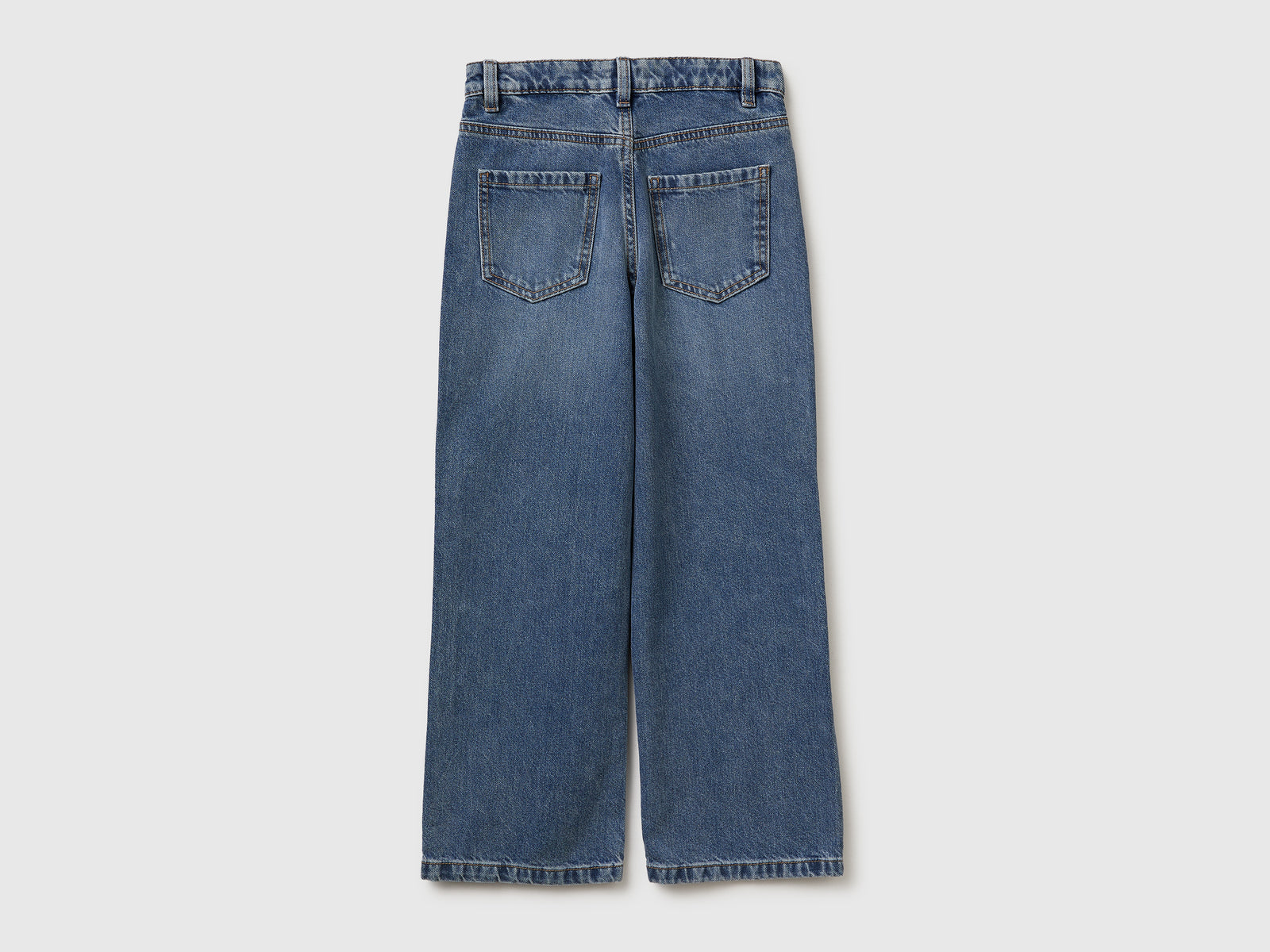 Jeans straight com ilhoses - ucb_image_BS