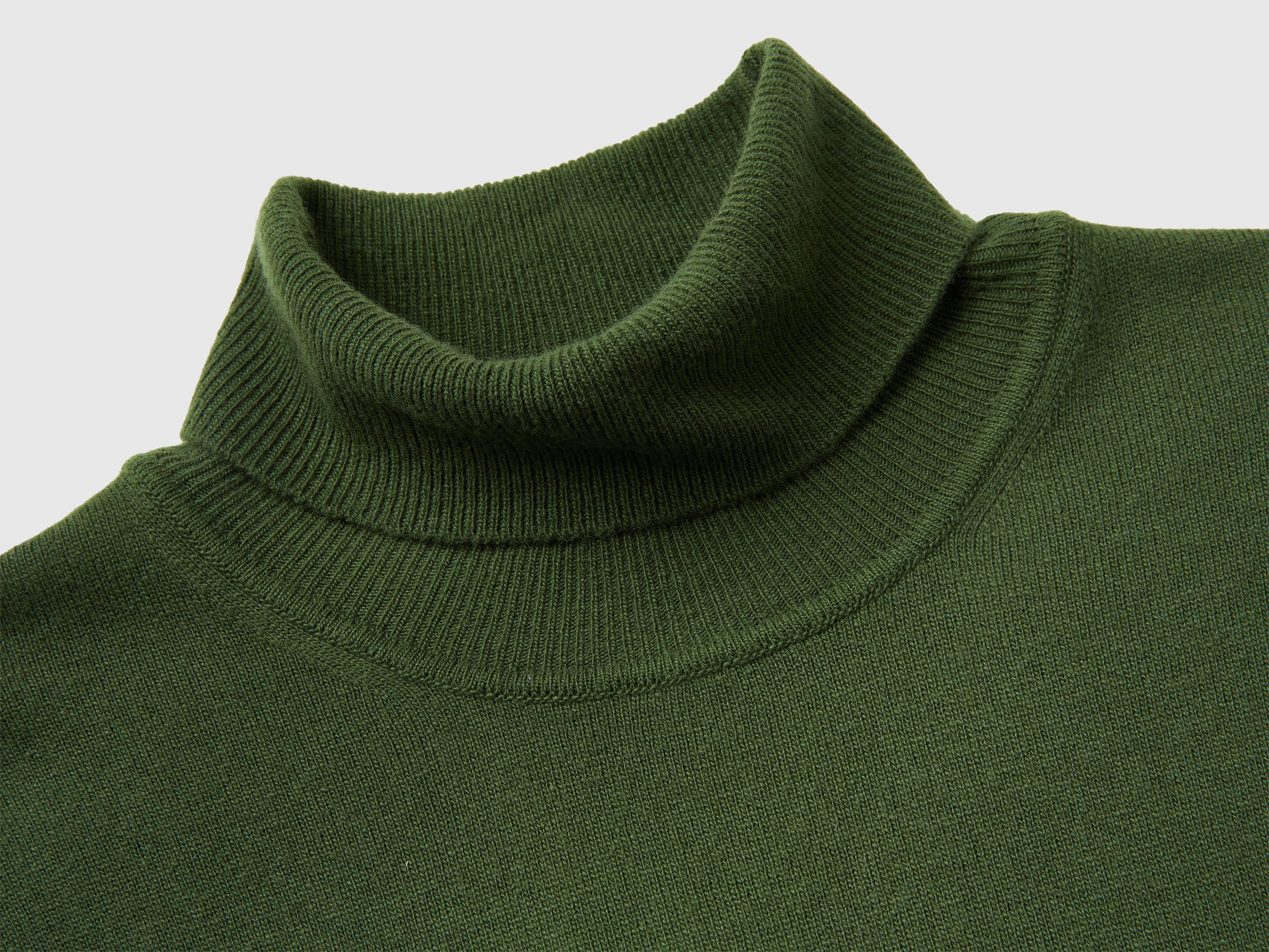 Camisola de gola alta verde-oliva em pura lã Merino - ucb_image_DS1