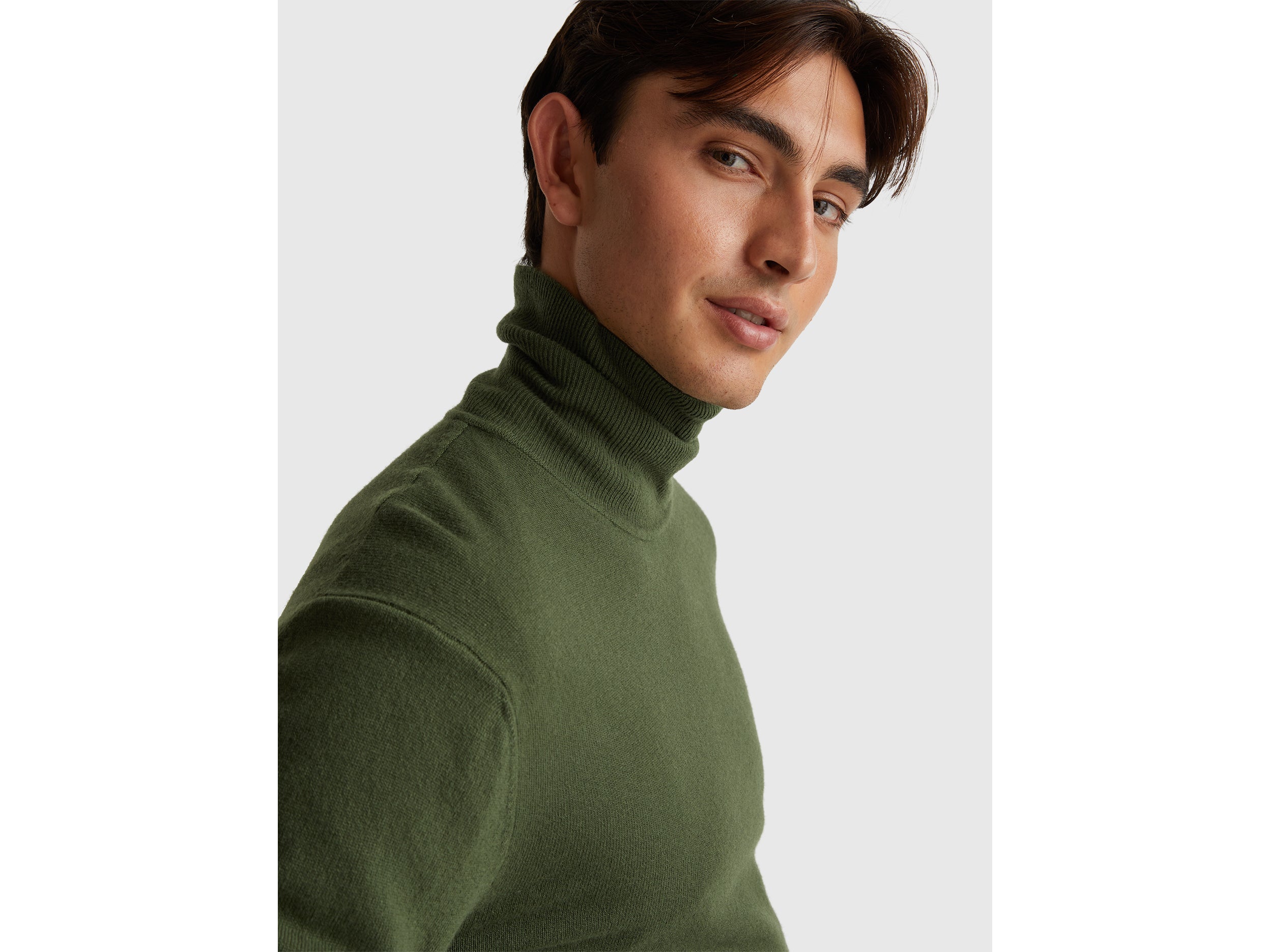 Camisola de gola alta verde-oliva em pura lã Merino - ucb_image_FY