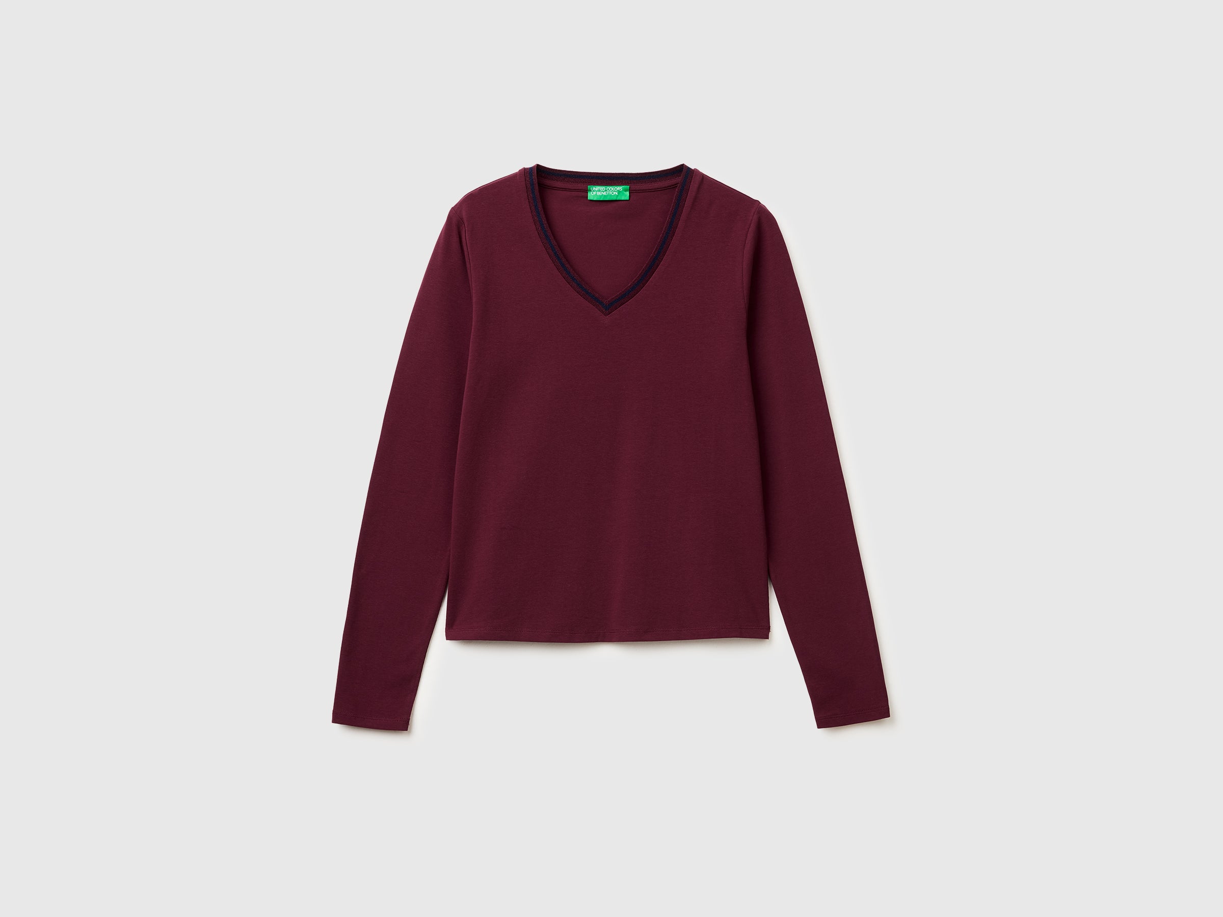 T-shirt ajustada com decote em V - ucb_image_FS
