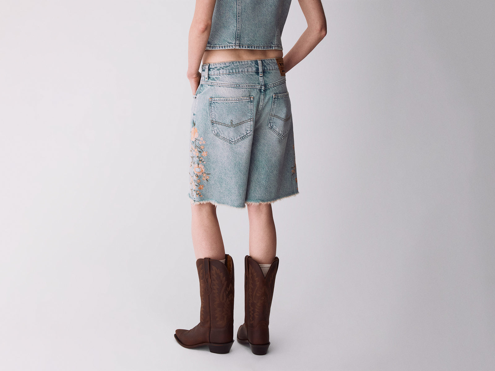 Bermudas de jeans com rosas - ucb_image_B