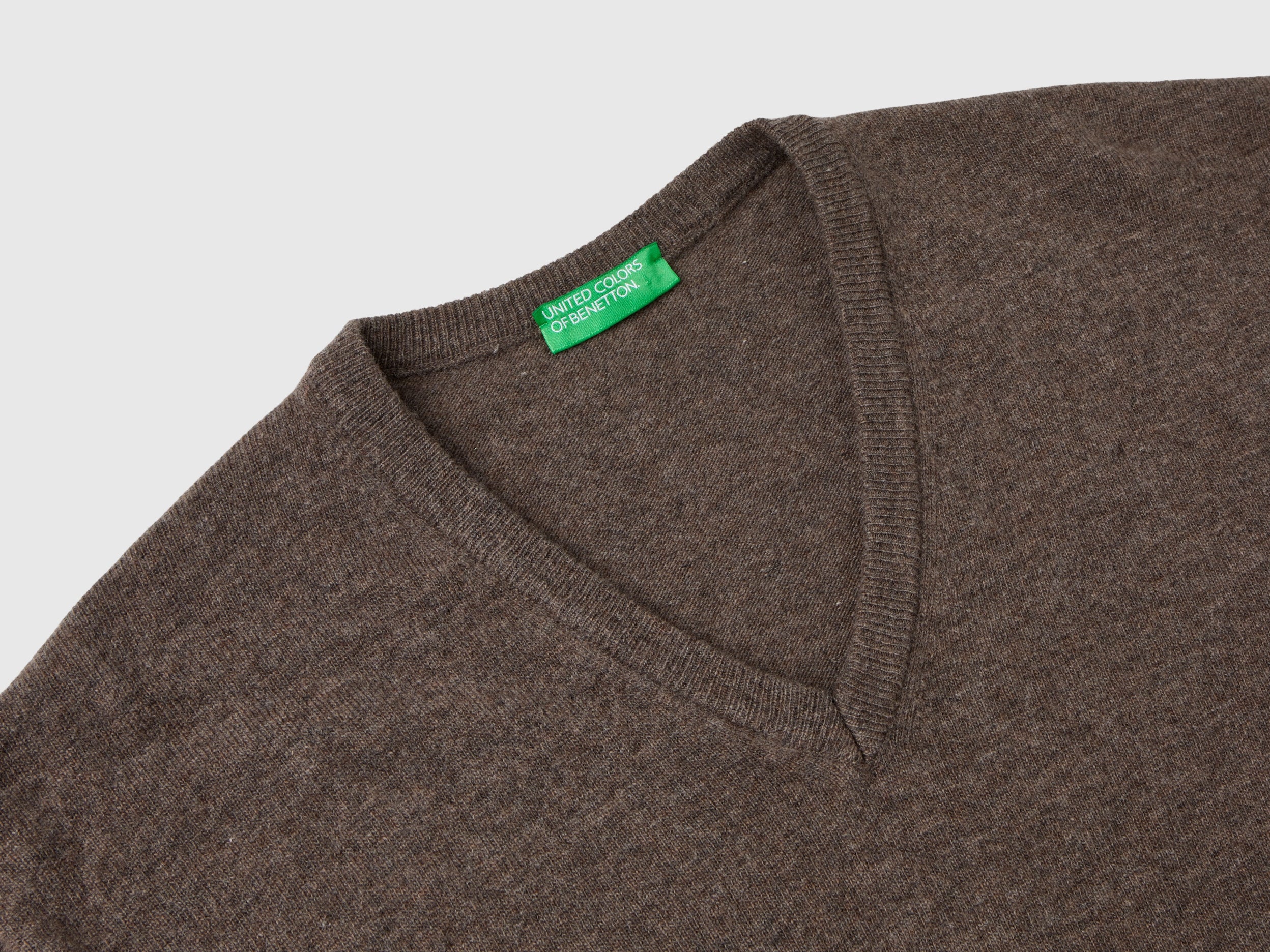 Camisola decote em V cinzento em pura lã Merino - ucb_image_DS1