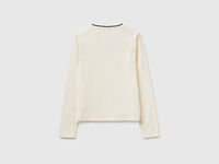 T-shirt ajustada com decote em V - ucb_image_BS