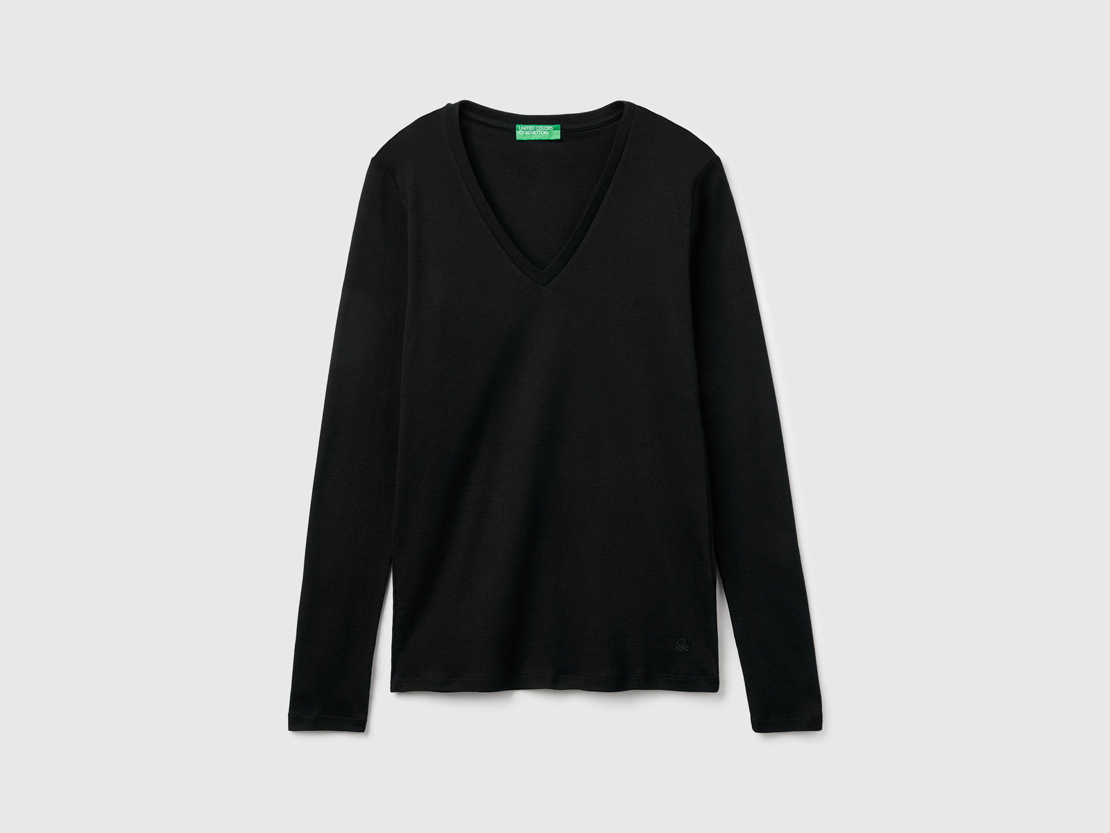 T-shirt preta com decote em V - ucb_image_FS