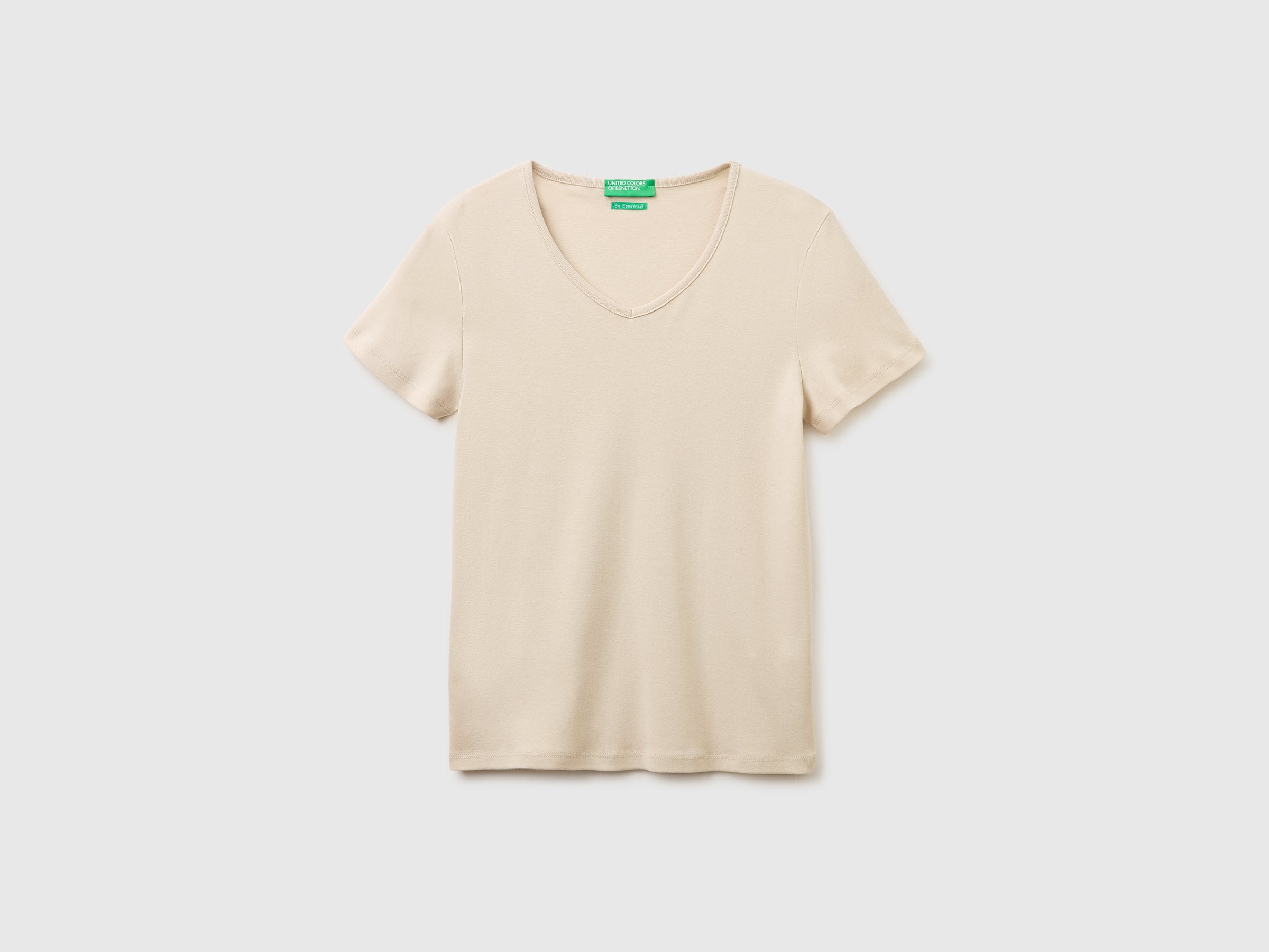 Slim fit t-shirt with V-neck - ucb_image_FS