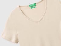 Slim fit t-shirt with V-neck - ucb_image_DS1