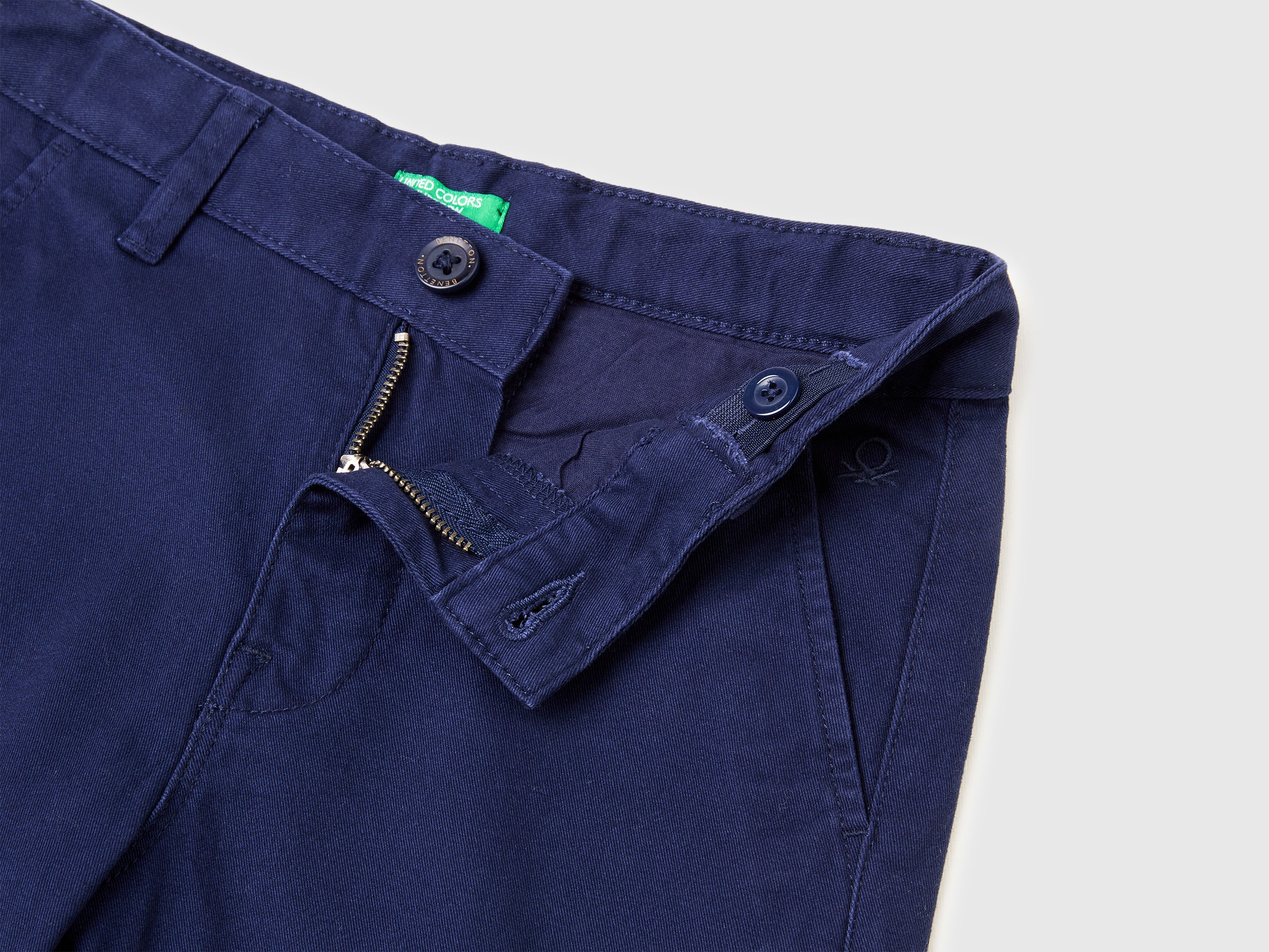 Chinos slim fit em algodão stretch - ucb_image_DS1