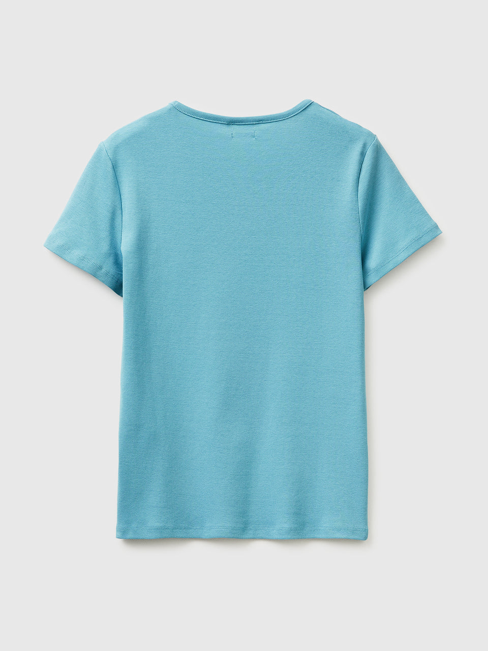 Slim fit t-shirt with V-neck - ucb_image_BS