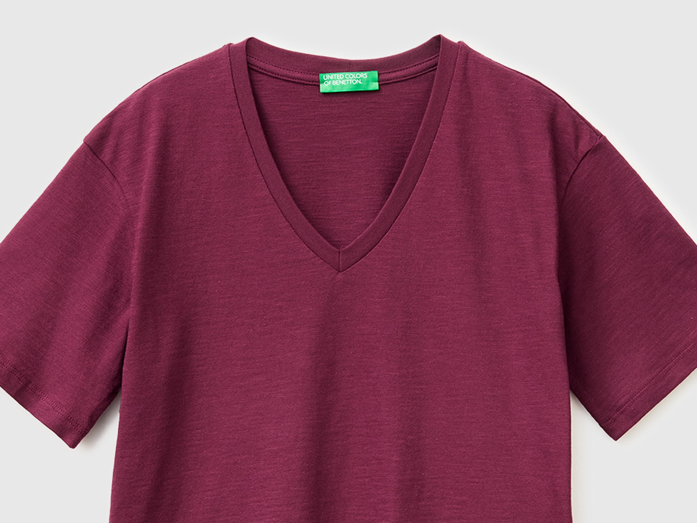 T-shirt decote em V em algodão leve - ucb_image_DS1