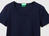 Slim fit t-shirt with V-neck - ucb_image_DS1