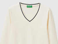 Fitted V-neck T-shirt - ucb_image_DS1