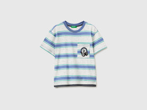 T-shirt rayé avec écusson
