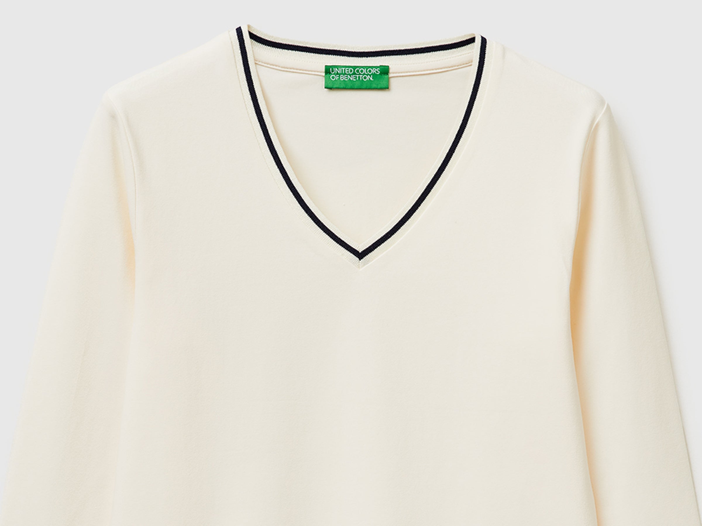 T-shirt ajustada com decote em V - ucb_image_DS1