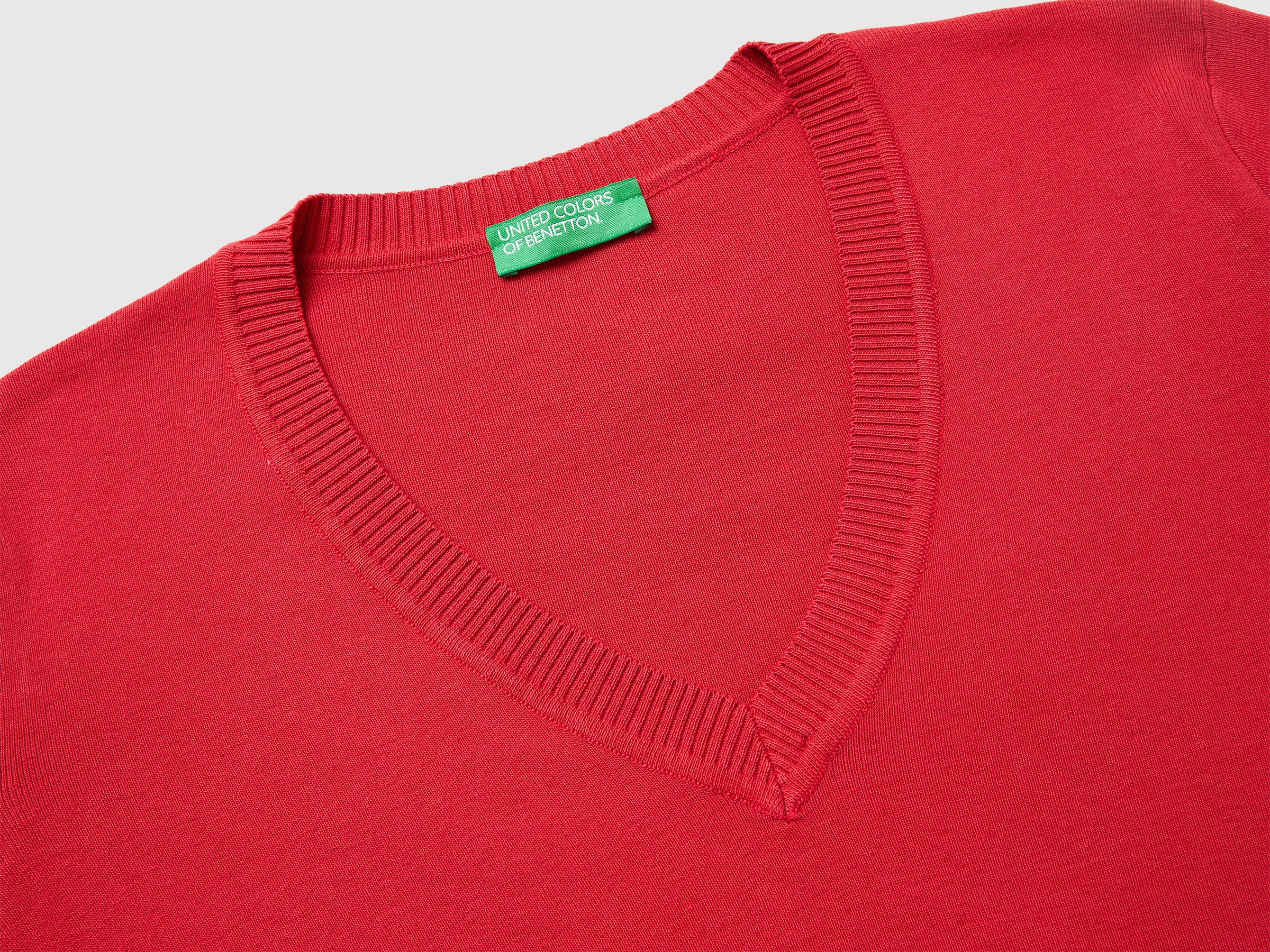 Strawberry red V-neck sweater in tricot cotton - ucb_image_DS1