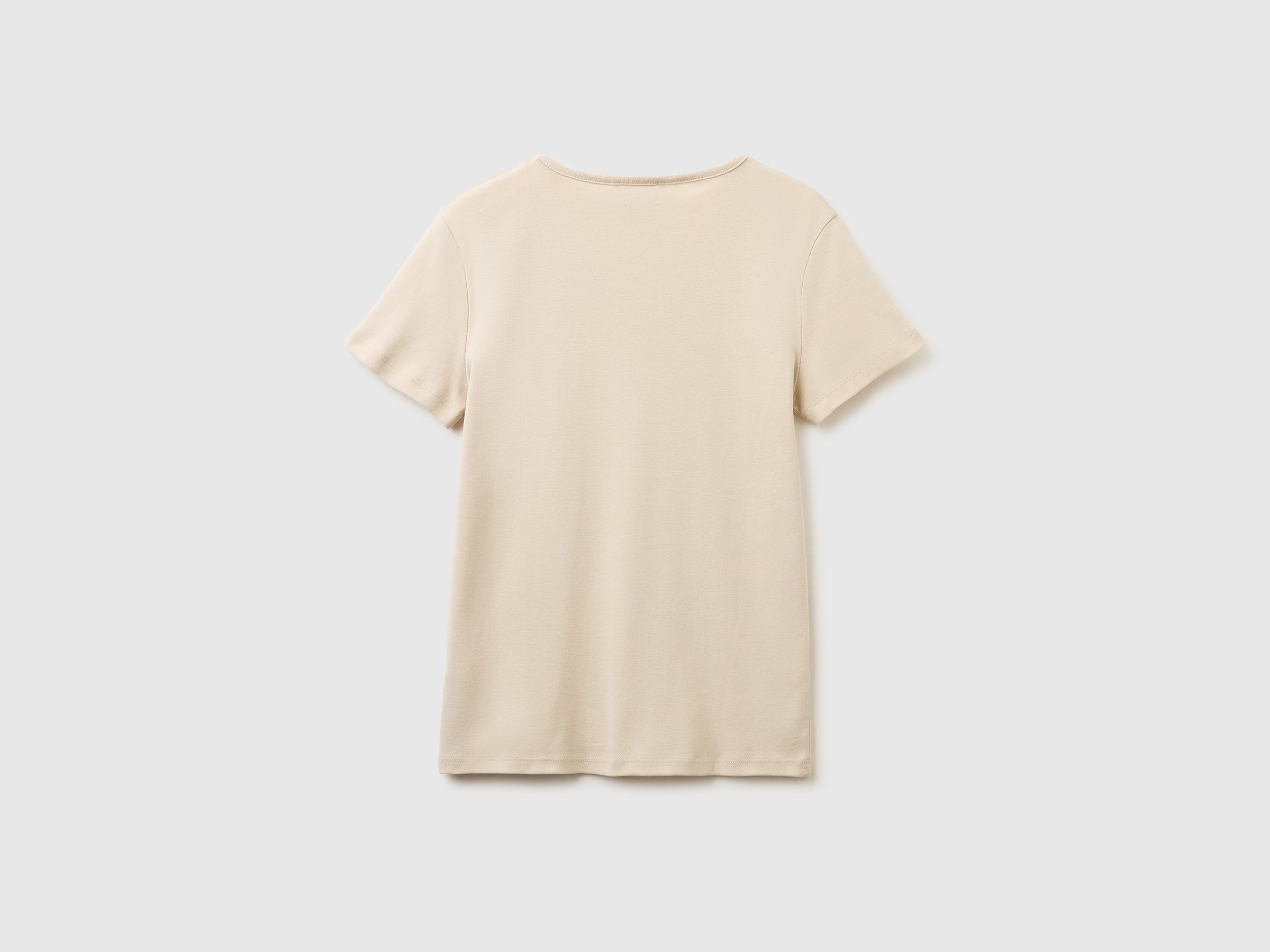 Slim fit t-shirt with V-neck - ucb_image_BS
