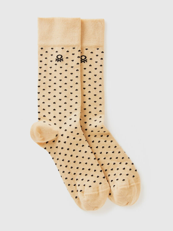 Chaussettes longues beige à motif cœurs