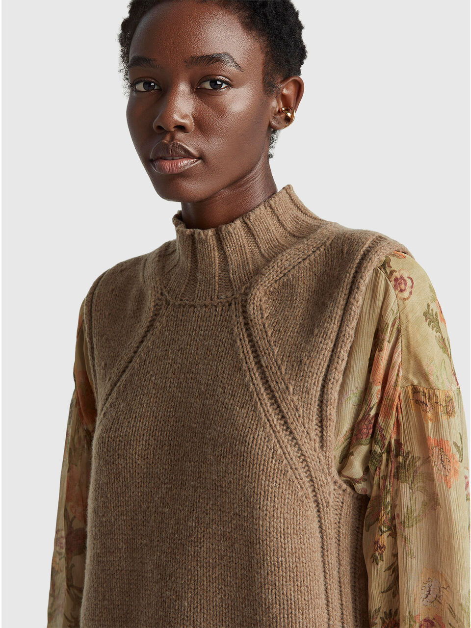 SLEEVELESS SWEATER Femme image number null