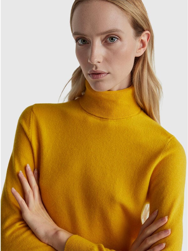Pull col roulé jaune ocre en pure laine mérinos Femme