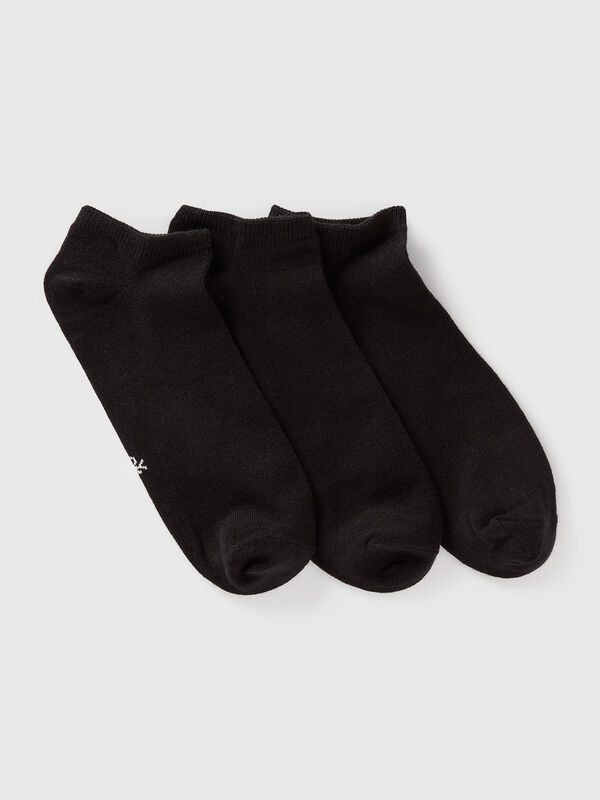 Trois paires de chaussettes courtes