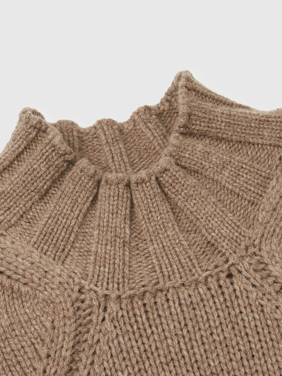 SLEEVELESS SWEATER Femme image number null